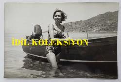 YEŞİLÇAM OYUNCUSU ve 1969 TÜRKİYE GÜZELİ ZUHAL AKTAN'IN ORİJİNAL 5'Lİ FOTOĞRAF SETİ - 18 x 12 cm EBADINDA - ZUHAL AKTAN, MAYOSUYLA DENİZ KENARINDA GÜNEŞLENİRKEN ve TEKNEDE POZ VERİRKEN ÇEKİLMİŞ 5 FARKLI KARE... ÖZEL ARŞİV (HASAN SAVRAN. MARMARA ADASI)