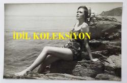 YEŞİLÇAM OYUNCUSU ve 1969 TÜRKİYE GÜZELİ ZUHAL AKTAN'IN ORİJİNAL 5'Lİ FOTOĞRAF SETİ - 18 x 12 cm EBADINDA - ZUHAL AKTAN, MAYOSUYLA DENİZ KENARINDA GÜNEŞLENİRKEN ve TEKNEDE POZ VERİRKEN ÇEKİLMİŞ 5 FARKLI KARE... ÖZEL ARŞİV (HASAN SAVRAN. MARMARA ADASI)