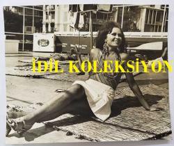 YEŞİLÇAM OYUNCUSU ve 1969 TÜRKİYE GÜZELİ ZUHAL AKTAN'IN ORİJİNAL 2'Lİ FOTOĞRAF SETİ - 19,5 x 16 ve 17,5 x 14,5 cm EBADINDA - ZUHAL AKTAN, HAVUZ KENARINDA EFES PİLSEN REKLAM YAZILARI ÖNÜNDE GÜNEŞLENİP POZ VERİRKEN ÇEKİLMİŞ 2 FARKLI KARE