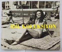 YEŞİLÇAM OYUNCUSU ve 1969 TÜRKİYE GÜZELİ ZUHAL AKTAN'IN ORİJİNAL 2'Lİ FOTOĞRAF SETİ - 19,5 x 16 ve 17,5 x 14,5 cm EBADINDA - ZUHAL AKTAN, HAVUZ KENARINDA EFES PİLSEN REKLAM YAZILARI ÖNÜNDE GÜNEŞLENİP POZ VERİRKEN ÇEKİLMİŞ 2 FARKLI KARE