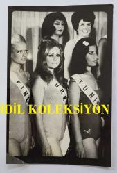 YEŞİLÇAM OYUNCUSU ve 1969 TÜRKİYE GÜZELİ ZUHAL AKTAN'IN ORİJİNAL FOTOĞRAFI - 18 x 12 cm EBADINDA - ZUHAL AKTAN, GÜZELLİK KRALİÇESİ SEÇİLDİĞİ 1969 ULUSLARARASI GÜZELLİK YARIŞMASINDAYKEN ÇEKİLMİŞ BİR KARE