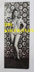 YEŞİLÇAM OYUNCUSU ve 1969 TÜRKİYE GÜZELİ ZUHAL AKTAN'IN ORİJİNAL FOTOĞRAFI - 24 x 9 cm EBADINDA - ZUHAL AKTAN, MAYOSUYLA AYAKTA POZ VERİRKEN ÇEKİLMİŞ BİR KARE