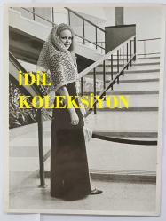 YEŞİLÇAM OYUNCUSU ve 1969 TÜRKİYE GÜZELİ ZUHAL AKTAN'IN ORİJİNAL BÜYÜK BOY FOTOĞRAFI - 24 x 18 cm EBADINDA - ZUHAL AKTAN, SİYAH ŞIK ELBİSESİYLE MERDİVEN BASAMAKLARINDA POZ VERİRKEN ÇEKİLMİŞ BİR KARE