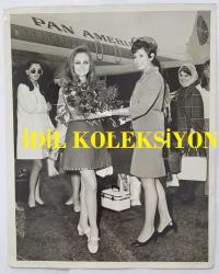 YEŞİLÇAM OYUNCUSU ve 1969 TÜRKİYE GÜZELİ ZUHAL AKTAN'IN ORİJİNAL BÜYÜK BOY 4'LÜ FOTOĞRAF SETİ - 24 x 18 cm ve 25 x 21 cm EBADINDA - ZUHAL AKTAN, GÜZELLİK KRALİÇESİ SEÇİLDİKTEN SONRA KATILDIĞI ULUSLARARASI BİR ETKİNLİKTE UÇAKTAN İNİŞİNDE ÇİÇEKLERLE KARŞILANIRKEN ve KENDİSİNE AYRILAN YERDE OTURUP POZ VERİRKEN ÇEKİLMİŞ 4 FARKLI KARE... ÖZEL ARŞİV (AÇIKLAMAYI OKUYUNUZ)