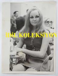 YEŞİLÇAM OYUNCUSU ve 1969 TÜRKİYE GÜZELİ ZUHAL AKTAN'IN ORİJİNAL BÜYÜK BOY 4'LÜ FOTOĞRAF SETİ - 24 x 18 cm ve 25 x 21 cm EBADINDA - ZUHAL AKTAN, GÜZELLİK KRALİÇESİ SEÇİLDİKTEN SONRA KATILDIĞI ULUSLARARASI BİR ETKİNLİKTE UÇAKTAN İNİŞİNDE ÇİÇEKLERLE KARŞILANIRKEN ve KENDİSİNE AYRILAN YERDE OTURUP POZ VERİRKEN ÇEKİLMİŞ 4 FARKLI KARE... ÖZEL ARŞİV (AÇIKLAMAYI OKUYUNUZ)