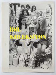 YEŞİLÇAM OYUNCUSU ve 1969 TÜRKİYE GÜZELİ ZUHAL AKTAN'IN ORİJİNAL BÜYÜK BOY 4'LÜ FOTOĞRAF SETİ - 24 x 18 cm ve 25 x 21 cm EBADINDA - ZUHAL AKTAN, GÜZELLİK KRALİÇESİ SEÇİLDİKTEN SONRA KATILDIĞI ULUSLARARASI BİR ETKİNLİKTE UÇAKTAN İNİŞİNDE ÇİÇEKLERLE KARŞILANIRKEN ve KENDİSİNE AYRILAN YERDE OTURUP POZ VERİRKEN ÇEKİLMİŞ 4 FARKLI KARE... ÖZEL ARŞİV (AÇIKLAMAYI OKUYUNUZ)