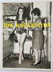 YEŞİLÇAM OYUNCUSU ve 1969 TÜRKİYE GÜZELİ ZUHAL AKTAN'IN ORİJİNAL BÜYÜK BOY FOTOĞRAFI - 24 x 18 cm EBADINDA - ZUHAL AKTAN, MODA EVİNDE MAYO DENERKEN ÇEKİLMİŞ BİR KARE