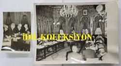 TÜRK HEKİM ve SİYASETÇİ, 1968-1973 İSTANBUL BELEDİYE BAŞKANI DOKTOR FAHRİ ATABEY'İN ORİJİNAL 2'Lİ FOTOĞRAF SETİ - 24 x 18 cm ve 12,5 x 8 cm EBADINDA - DR. FAHRİ ATABEY, BERABERİNDEKİ DEVLET YETKİLİLERİYLE ÖNEMLİ BİR TOPLANTI DÜZENLERKEN ÇEKİLMİŞ 2 FARKLI KARE