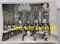 TÜRK HEKİM ve SİYASETÇİ, 1968-1973 İSTANBUL BELEDİYE BAŞKANI DOKTOR FAHRİ ATABEY'İN ORİJİNAL 2'Lİ FOTOĞRAF SETİ - 24 x 18 cm ve 12,5 x 8 cm EBADINDA - DR. FAHRİ ATABEY, BERABERİNDEKİ DEVLET YETKİLİLERİYLE ÖNEMLİ BİR TOPLANTI DÜZENLERKEN ÇEKİLMİŞ 2 FARKLI KARE