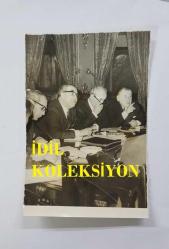 TÜRK HEKİM ve SİYASETÇİ, 1968-1973 İSTANBUL BELEDİYE BAŞKANI DOKTOR FAHRİ ATABEY'İN ORİJİNAL 2'Lİ FOTOĞRAF SETİ - 24 x 18 cm ve 12,5 x 8 cm EBADINDA - DR. FAHRİ ATABEY, BERABERİNDEKİ DEVLET YETKİLİLERİYLE ÖNEMLİ BİR TOPLANTI DÜZENLERKEN ÇEKİLMİŞ 2 FARKLI KARE