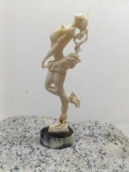 K54-----PATEN KAYAKÇISI GENÇ HANIM KEMİK OYMA BİBLO--AYAK KISMI TAMİRLİ