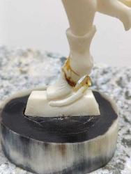 K54-----PATEN KAYAKÇISI GENÇ HANIM KEMİK OYMA BİBLO--AYAK KISMI TAMİRLİ