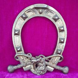 ANTİKA ÇİFT ÇAPRAZ KAMÇI VE AT KABARTMA TASVİRLİ DEKORATİF PİRİNÇ NAL DUVAR SÜSÜ