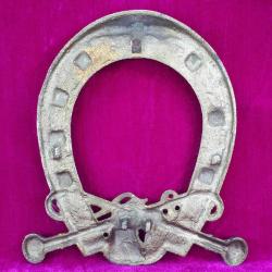 ANTİKA ÇİFT ÇAPRAZ KAMÇI VE AT KABARTMA TASVİRLİ DEKORATİF PİRİNÇ NAL DUVAR SÜSÜ