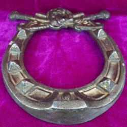 ANTİKA ÇİFT ÇAPRAZ KAMÇI VE AT KABARTMA TASVİRLİ DEKORATİF PİRİNÇ NAL DUVAR SÜSÜ