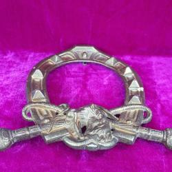 ANTİKA ÇİFT ÇAPRAZ KAMÇI VE AT KABARTMA TASVİRLİ DEKORATİF PİRİNÇ NAL DUVAR SÜSÜ