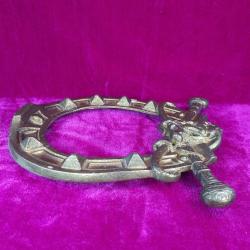 ANTİKA ÇİFT ÇAPRAZ KAMÇI VE AT KABARTMA TASVİRLİ DEKORATİF PİRİNÇ NAL DUVAR SÜSÜ