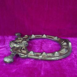 ANTİKA ÇİFT ÇAPRAZ KAMÇI VE AT KABARTMA TASVİRLİ DEKORATİF PİRİNÇ NAL DUVAR SÜSÜ