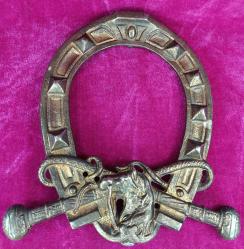 ANTİKA ÇİFT ÇAPRAZ KAMÇI VE AT KABARTMA TASVİRLİ DEKORATİF PİRİNÇ NAL DUVAR SÜSÜ