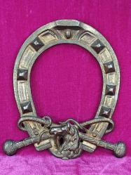 ANTİKA ÇİFT ÇAPRAZ KAMÇI VE AT KABARTMA TASVİRLİ DEKORATİF PİRİNÇ NAL DUVAR SÜSÜ