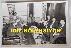 1982-1984 İSTANBUL BELEDİYE BAŞKANI ABDULLAH TIRTIL'IN ORİJİNAL FOTOĞRAFI - 18 x 12 cm EBADINDA - SAKIP SABANCI'NIN ÖNCÜLÜĞÜNDEKİ BİR GRUP İŞ ADAMI ABDULLAH TIRTIL'I MAKAMINDA ZİYARET EDİP ÜST GEÇİT YAPIMININ DURDURULUP ALT GEÇİT YAPIMININ BAŞLATILMASINI RİCA EDERKEN ÇEKİLMİŞ BİR KARE. 23 ARALIK 1982