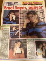 HAFTA SONU GAZETESİ DOĞUM GÜNÜ HEDİYESİ  ( Turkish Newspaper ) - 5 ARALIK 1980 -TAM TAKIM 12 SAYFADIR -Zerrin Özer-Emel Sayın – Selçuk – Bülent Ersoy – Zeki Müren – Nigar Uluerer – Afet Alpman – Müşfik Kenter – Melike – Tanju – Nihal Köker – Yüksel Uzun – Müjde Ar – Safiye Filiz – Tüppa İsaçısı – Şükrü – Caroline – Gianinne Feccio – Kaya Mutlu – Gökben – Kemal – Gül – Hülya Süer – Ayten – Özlem – Filiz Akın – Suna Yıldızoğlu – Hacer – Mehmet Ali Cankes – Ümit – Selçuk Aslan – Şevval – Şahin – Güler – Şener – Ayça – Ferdi – Serap – Feryal – Ayla – Müjgan – Sadi – Sevim – Şenay – Bülent Ersoy ve Zeki Müren dudak dudağa iki erkek – Çiğ bir barışma – Benim için şarkıcılık bitti – Gözlerinin bozulması hep ağlamalı gecelerin sonucudur – Postacılar artık Emel Selçuk çiftine çalışıyor – Dudak dudağa iki erkek – Bu ne sevgi aaah – Onlara göre bu bir şaka – Gülüm ne kadar güzel – Gülünecek hal kalmamış – Gülen kadın – Bugünün artistleri kendileriyle yarışıyor – Üç mum yak seyrine bak – Romantik
