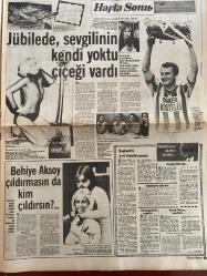HAFTA SONU GAZETESİ DOĞUM GÜNÜ HEDİYESİ  ( Turkish Newspaper ) - 22 AĞUSTOS 1980 -TAM TAKIM 12 SAYFADIR -Ferdi Tayfur-Timur Can-Atilla Kandemir-Sami Başaran-Emel Sayın-Ajda Pekkan-Nükhet Duru-Türkan Şoray-Erol Büyükburç-Selver Bayram-Gönül Yazar-Elif Pektaş-Behiye Aksoy-İlyas Salman-Seçil Heper-Feridun Karakaya-Ve Ferdi Tayfur çocuğu kabul etti-Bir yıl önce Hayır demişti şimdi Evet diyor-Artık Ferdi Tayfur’un iki kızından başka evlilik dışı bir de oğlu var-Fuar kıran kırana başladı-Emel Sayın’ın kadrosu daha İstanbul’da çatladı-Ajda Pekkan’ın para davası-Aylin Urgal-Saffet Ünal-Mehmet Talazoğlu-Ferdi Tayfur-Timur Can-Tuba Onur-Orhan Bu ikizlere yazık değil mi-Bu çocukların günahı ne-Ferdi Tayfur adında bir talih kuşu-Artık oğlunu yanından ayırmıyor-Şoroloların boykot ettiği şorolo-Nükhet Duru için varsa yoksa 10 yıl-İzmir Fuarı’nın 2 ağır topu-Kaçamak burnumdan geldi-Erol Büyükburç’un hayatı atraksiyon-Olmaz ki böyle de koleksiyon yapılmaz ki-Gönül Yazar’ın rüya evi-Tek alın kazanın bo