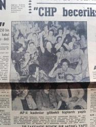 Milliyet Gazetesi - Turkish Newspaper - 4 Ekim 1965 - CHP hükümet kurabilir mi yazan Abdi İpekçi Başmakale - İsmet İnönü ve Demirel Karadeniz'de - bazı Adalet partililer içinde İsmet İnönü'nün bulunduğunu sandıkları arabaya taş attılar - İsmet İnönü Toprak reformu yapmadan çekilmem fotoğraf - Adalet Partisi lideri Süleyman Demirel Zonguldak'ta konuştu - Süleyman Demirel CHP beceriksizlik ve atalet içinde - Adalet Partili kadınlar göbekli toplantı yaptı fotoğraf - Türkiye İşçi Partisi Taksim'de büyük bir miting yaptı - Mehmet Ali Aybar 1881 kişi 5 milyar kazanıp 300 milyon vergi veriyor - Endonezya Sukarno'ya direnmeye devam ediyor - Kemal Satır Adana mitinginde konuştu Süleyman Demirel milli birlik komitesi emrinde çalıştı - Alparslan Türkeş özel demeç verdi 14'ler olayında Amerika'nın rolü vardır - Osman Bölükbaşı yarım saat istirahat etti 3 saat konuştu - uyuşturucu maddeler karikatür çizen Turhan Selçuk - dertler ve dertliler yazan Ulunay - Eski hastalık Yazan Refik Erduran