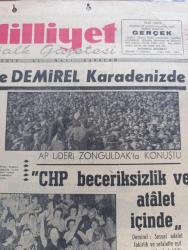 Milliyet Gazetesi - Turkish Newspaper - 4 Ekim 1965 - CHP hükümet kurabilir mi yazan Abdi İpekçi Başmakale - İsmet İnönü ve Demirel Karadeniz'de - bazı Adalet partililer içinde İsmet İnönü'nün bulunduğunu sandıkları arabaya taş attılar - İsmet İnönü Toprak reformu yapmadan çekilmem fotoğraf - Adalet Partisi lideri Süleyman Demirel Zonguldak'ta konuştu - Süleyman Demirel CHP beceriksizlik ve atalet içinde - Adalet Partili kadınlar göbekli toplantı yaptı fotoğraf - Türkiye İşçi Partisi Taksim'de büyük bir miting yaptı - Mehmet Ali Aybar 1881 kişi 5 milyar kazanıp 300 milyon vergi veriyor - Endonezya Sukarno'ya direnmeye devam ediyor - Kemal Satır Adana mitinginde konuştu Süleyman Demirel milli birlik komitesi emrinde çalıştı - Alparslan Türkeş özel demeç verdi 14'ler olayında Amerika'nın rolü vardır - Osman Bölükbaşı yarım saat istirahat etti 3 saat konuştu - uyuşturucu maddeler karikatür çizen Turhan Selçuk - dertler ve dertliler yazan Ulunay - Eski hastalık Yazan Refik Erduran