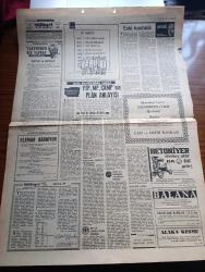 Milliyet Gazetesi - Turkish Newspaper - 4 Ekim 1965 - CHP hükümet kurabilir mi yazan Abdi İpekçi Başmakale - İsmet İnönü ve Demirel Karadeniz'de - bazı Adalet partililer içinde İsmet İnönü'nün bulunduğunu sandıkları arabaya taş attılar - İsmet İnönü Toprak reformu yapmadan çekilmem fotoğraf - Adalet Partisi lideri Süleyman Demirel Zonguldak'ta konuştu - Süleyman Demirel CHP beceriksizlik ve atalet içinde - Adalet Partili kadınlar göbekli toplantı yaptı fotoğraf - Türkiye İşçi Partisi Taksim'de büyük bir miting yaptı - Mehmet Ali Aybar 1881 kişi 5 milyar kazanıp 300 milyon vergi veriyor - Endonezya Sukarno'ya direnmeye devam ediyor - Kemal Satır Adana mitinginde konuştu Süleyman Demirel milli birlik komitesi emrinde çalıştı - Alparslan Türkeş özel demeç verdi 14'ler olayında Amerika'nın rolü vardır - Osman Bölükbaşı yarım saat istirahat etti 3 saat konuştu - uyuşturucu maddeler karikatür çizen Turhan Selçuk - dertler ve dertliler yazan Ulunay - Eski hastalık Yazan Refik Erduran