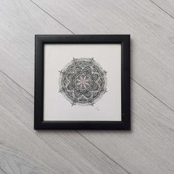 Sanatçı imzalı, el çizimi mandala tablo.