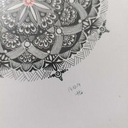 Sanatçı imzalı, el çizimi mandala tablo.