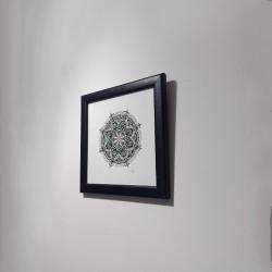 Sanatçı imzalı, el çizimi mandala tablo.