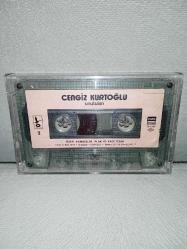 Kaset Cengiz Kurtoğlu Unutulan albümü. Orijinal dönem Kağıt Baskı kartoneti yok, baştan sona sorunsuz çalışıyor.