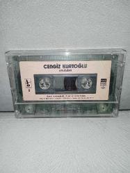 Kaset Cengiz Kurtoğlu Unutulan albümü. Orijinal dönem Kağıt Baskı kartoneti yok, baştan sona sorunsuz çalışıyor.