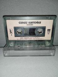 Kaset Cengiz Kurtoğlu Unutulan albümü. Orijinal dönem Kağıt Baskı kartoneti yok, baştan sona sorunsuz çalışıyor.