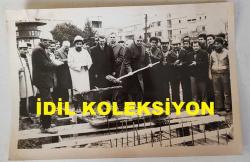 1982-1984 İSTANBUL BELEDİYE BAŞKANI ABDULLAH TIRTIL'IN ORİJİNAL FOTOĞRAFI - 18 x 12 cm EBADINDA - ABDULLAH TIRTIL, TEMEL ATMA TÖRENİNDE KÜREĞİ KALDIRIP İLK BETONU DÖKERKEN ÇEKİLMİŞ BİR KARE