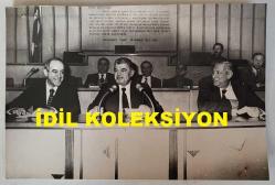 SAKIP SABANCI ve 1982-1984 İSTANBUL BELEDİYE BAŞKANI ABDULLAH TIRTIL'IN ORİJİNAL FOTOĞRAFI - 18 x 12 cm EBADINDA - ABDULLAH TIRTIL, SAKIP SABANCI ve BERABERİNDEKİ BİR GRUP İŞADAMIYLE BİRLİKTE İSTANBUL'DAKİ ÇÖP DURUMU BAŞTA OLMAK ÜZERE KENTİN SORUNLARIYLA İLGİLİ DÜZENLEDİĞİ TOPLANTIDA BASIN AÇIKLAMASI YAPARKEN ÇEKİLMİŞ BİR KARE. 19 OCAK 1984