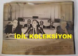 SAKIP SABANCI ve 1982-1984 İSTANBUL BELEDİYE BAŞKANI ABDULLAH TIRTIL'IN ORİJİNAL AJANS-BASIN FOTOĞRAFI (HABER METİNLİ) - 22 x 16 cm EBADINDA - ABDULLAH TIRTIL, SAKIP SABANCI ve BERABERİNDEKİ BİR GRUP İŞADAMIYLE BİRLİKTE İSTANBUL'DAKİ ÇÖP DURUMU BAŞTA OLMAK ÜZERE KENTİN SORUNLARIYLA İLGİLİ DÜZENLEDİĞİ TOPLANTIDA BASIN AÇIKLAMASI YAPARKEN ÇEKİLMİŞ BİR KARE. 19 OCAK 1984