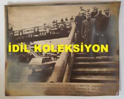 1982-1984 İSTANBUL BELEDİYE BAŞKANI ABDULLAH TIRTIL'IN ORİJİNAL AJANS-BASIN FOTOĞRAFI (HABER METİNLİ) - 22 x 18 cm EBADINDA - ABDULLAH TIRTIL, T.C. ZİRAAT BANKASI TARAFINDAN CADDEBOSTAN'DA YAPTIRILAN YAYA ÜST GEÇİDİNİN AÇILIŞ TÖRENİNDE BERABERİNDEKİLERLE BİRLİKTE ÜST GEÇİTTE YÜRÜRKEN ÇEKİLMİŞ BİR KARE. 25 OCAK 1984