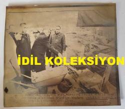 1982-1984 İSTANBUL BELEDİYE BAŞKANI ABDULLAH TIRTIL'IN ORİJİNAL AJANS-BASIN FOTOĞRAFI (HABER METİNLİ) - 21 x 19 cm EBADINDA - ABDULLAH TIRTIL, OTEL, OTOPARK ve BÜRO OLARAK KULLANILABİLECEK TEPEBAŞI KOMPLEKSİ TEMEL ATMA TÖRENİNDE İLK BETONU DÖKERKEN ÇEKİLMİŞ BİR KARE. 13 ŞUBAT 1984