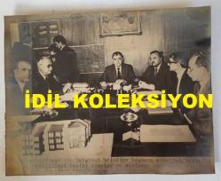 1982-1984 İSTANBUL BELEDİYE BAŞKANI ABDULLAH TIRTIL'IN ORİJİNAL AJANS-BASIN FOTOĞRAFI (HABER METİNLİ) - 21 x 17 cm EBADINDA - ABDULLAH TIRTIL, BELEDİYE YETKİLİLERİYLE BİRLİKTE TARİHİ ALANLAR ve SURLARIN KORUNMASI ÜZERİNE BİR TOPLANTI DÜZENLERKEN ÇEKİLMİŞ BİR KARE.