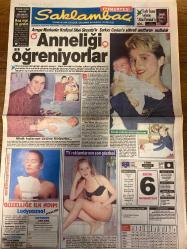 SAKLAMBAÇ GAZETESİ DOĞUM GÜNÜ HEDİYESİ (TURKİSH NEWSPAPER) - 6 EKİM 1990 - TAM TAKIM 8 SAYFADIR - Sibel Girayalp-Ceylan-Kadir İnanır-Derya Tilkioğlu-Beats International-Linda Lewis-Madonna-Adamski-Enver Sedat-Ahu Tuğba-Gökben-Frank Çep-Cengiz Kurtoğlu-Varan-Patronluce Moda eki çizerleri-Fırat Genç-John Derek-Bo Derek-Kenan Işık-Aziz Nesin-Yaşar Ne Yaşar Ne Yaşamaz oyuncuları-Orhan Ünal-Yakup Kamer  Anneligi öğreniyorlar-Miník kızlarının üstüne titriyorlar-Güzelliğe ilk adım Lady Sauna-TV reklamlarının son gözdesi-Her telden çalıyor-Madonna’nın son merakı-Adamski iflasla gelen başarı-Rekor kıran plaklar-Kısa örgü ile girelim-İşte kışlık aksesuarlar-Bir ceket örelim-Hedef Altın Portakal-Ahu Tuğba Bangkok yolcusu-Aşk fırtınası-Kabare gülü Mevsimlik-Süveterlerinize adınızı işleyin-Yünlerimizi değerlendirelim
