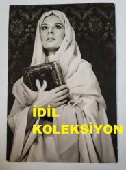 YEŞİLÇAM'IN YILDIZI HÜLYA KOÇYİĞİT'İN ORİJİNAL FOTOĞRAFI  - 18 x 12 cm EBADINDA - HÜLYA KOÇYİĞİT DİNİ BİR FİLM SAHNESİNDE ELİNDE KİTAP TUTARKEN ÇEKİLMİŞ BİR KARE