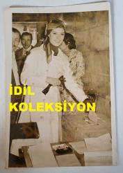 YEŞİLÇAM'IN YILDIZI HÜLYA KOÇYİĞİT'İN ORİJİNAL FOTOĞRAFI  - 18 x 12 cm EBADINDA - HÜLYA KOÇYİĞİT SEÇİM SANDIĞINA OY ZARFINI ATTIĞI SIRADA POZ VERİRKEN ÇEKİLMİŞ BİR KARE