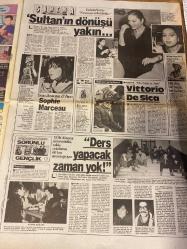 KELEBEK GAZETESİ DOĞUM GÜNÜ HEDİYESİ (TURKİSH NEWSPAPER) - 12 OCAK 1987 - TAM TAKIM 6 SAYFADIR -Zeki Müren-Zahuri Tas-Fuat Eranlal-İsmet Mehmetoğlu-Orçun Tekeoğlu-Hülya Koçyiğit-Gülşah Soydan-Ned Demir-Sermin Aksu-Selma Aksu-Yul Brynner-Sidney Sheldon-Elisabeth Barnet-Feride Özlem-Sophie Marceau-Vittorio De Sica-Mustafa Erdoğan-Emel Sera-Nihat Demir-Hüseyin Kaya-Şadan Kalfa-Robert Cooper-Zeynep Kocaoğlu-Kenan Erkan-Çetin Özmen-Mahi Tanrıkulu-Ali Poyrazoğlu-Alpay İzer-Gülşen Bubikoğlu-Kenan Kaldan-Ergün Gürsoy-Nazan Ayas-Fikret Hakan  Nazar korkusu-Maskeli şöhretler-Halkın görüşü-Kader-Üç yabancı-Sultan’ın dönüşü yakın-Ders yapacak zaman yok-Günlük Dalga-Fıkra demeti-Şişmanlık-Porselen küçükhanımlar-Biz kent müziği yapıyoruz-Cilt bizden daha geç uyanır-Alüminyum kağıtta patates-Günün adamı-Savunma