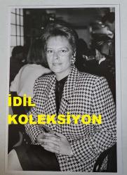 YEŞİLÇAM'IN YILDIZI HÜLYA KOÇYİĞİT'İN ORİJİNAL FOTOĞRAFI  - 18 x 12 cm EBADINDA - HÜLYA KOÇYİĞİT SİYAH BEYAZ CEKETİYLE POZ VERİRKEN ÇEKİLMİŞ BİR KARE. 1990