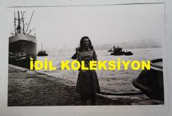 YEŞİLÇAM'IN YILDIZI HÜLYA KOÇYİĞİT'İN ORİJİNAL FOTOĞRAFI  - 18 x 12 cm EBADINDA - HÜLYA KOÇYİĞİT BİR FİLM SAHNESİNDE DENİZ KENARINDA DURURKEN ÇEKİLMİŞ BİR KARE