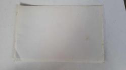 YEŞİLÇAM'IN YILDIZI HÜLYA KOÇYİĞİT'İN ORİJİNAL FOTOĞRAFI  - 18 x 12 cm EBADINDA - HÜLYA KOÇYİĞİT BİR FİLM SAHNESİNDE DENİZ KENARINDA DURURKEN ÇEKİLMİŞ BİR KARE