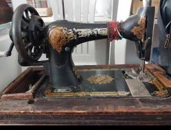 DİKİŞ MAKİNESİ, SINER DİKİŞ MAKİNESİ.. NADİR BİR MARKA,  ORİJİNAL KUTUSUNDA ORİJİNÂLANAHTARIİLE,   AFRİKA KITASINA ÖZEL ÜRETİM DİKİŞ MAKİNESİ..